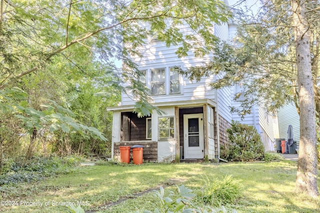 view of front of house featuring a front lawn