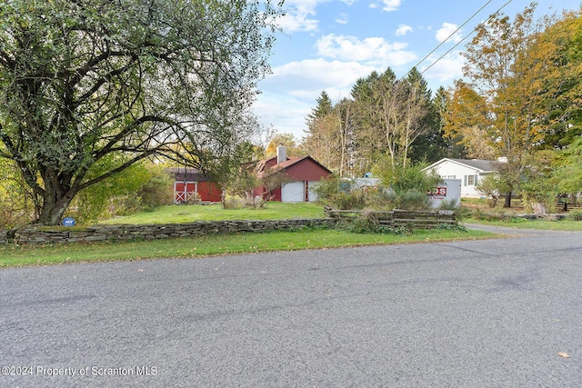 view of front of home featuring a front lawn