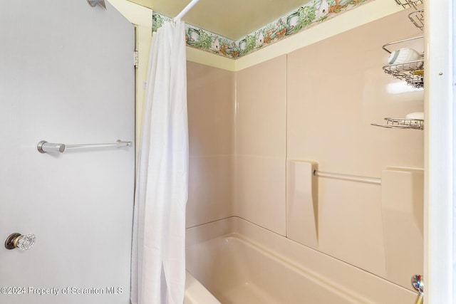 bathroom with shower / bath combo