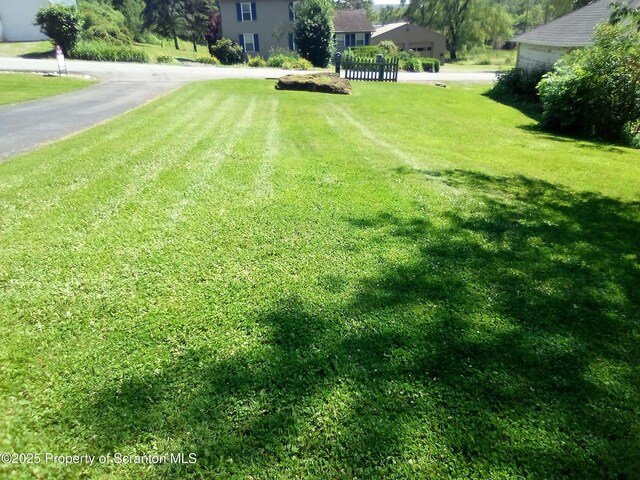 13 Mundro Rd, Scott Twp, PA 18447 - view of green lawn