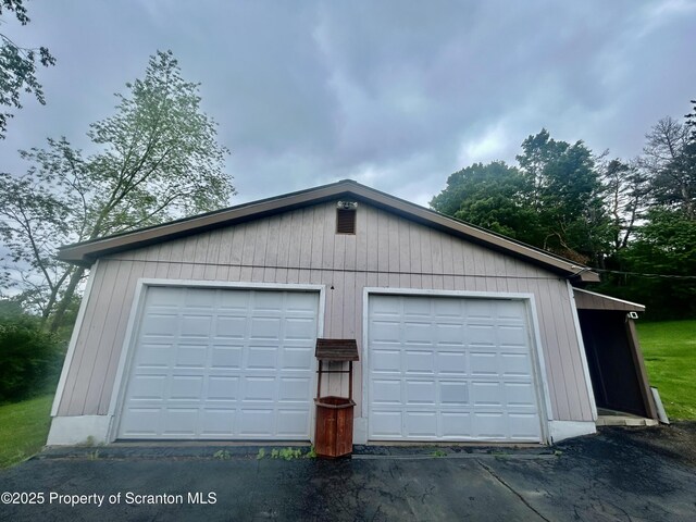 13 Mundro Rd, Scott Twp, PA 18447 - view of detached garage