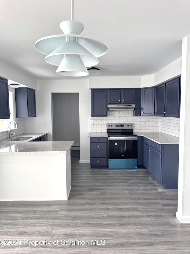 kitchen with decorative backsplash, stainless steel electric range oven, sink, and dark hardwood / wood-style floors