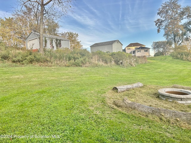 view of yard featuring an outbuilding