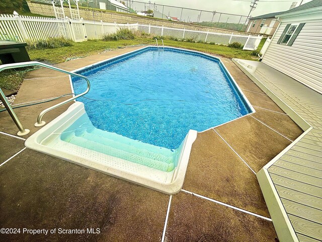 view of swimming pool