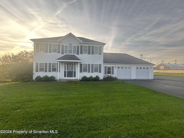 view of front of house featuring a yard and a garage