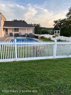 view of yard at dusk