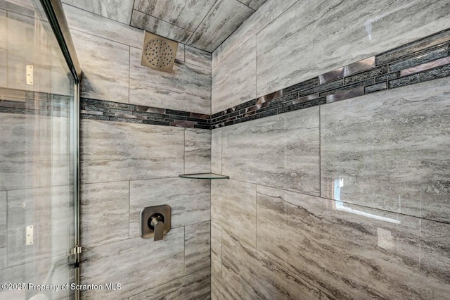 room details featuring tiled shower