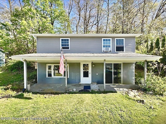 traditional-style house featuring cooling unit and a front yard