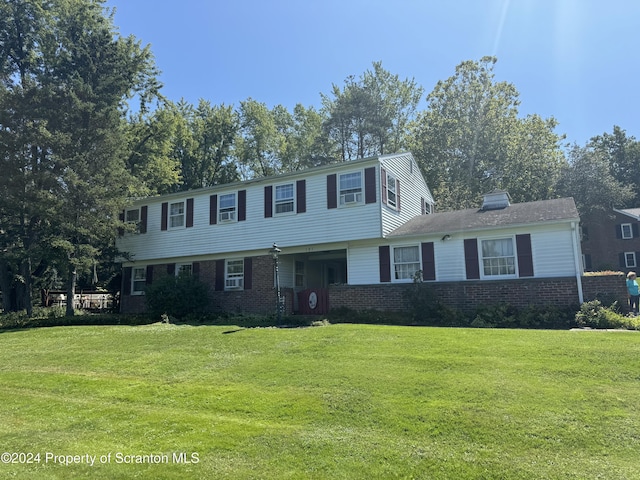 view of front of property featuring a front lawn