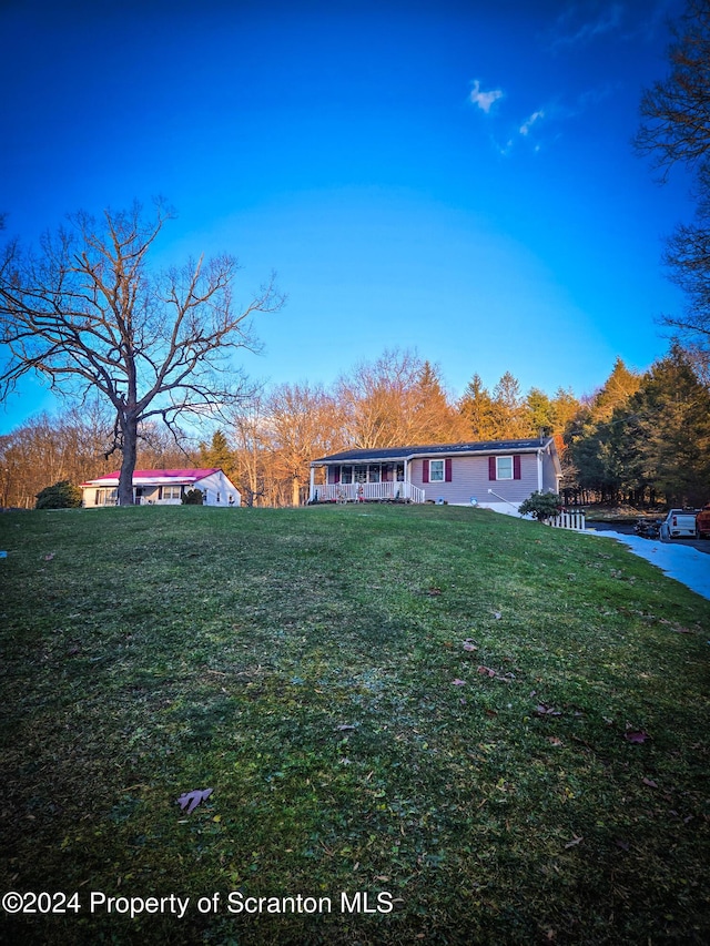 view of front of property featuring a front lawn