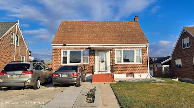 view of front facade featuring a front lawn