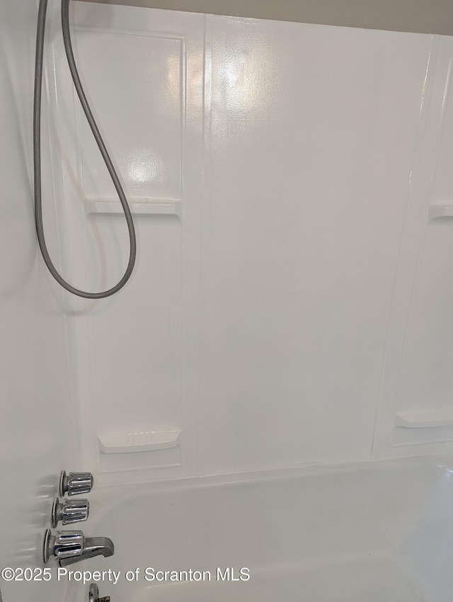 details with shower / bathing tub combination