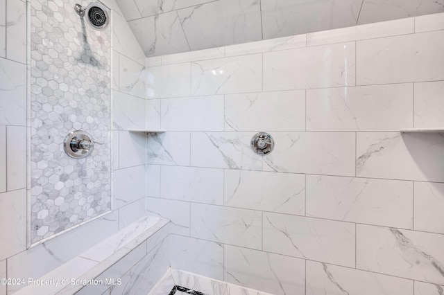 bathroom featuring a tile shower