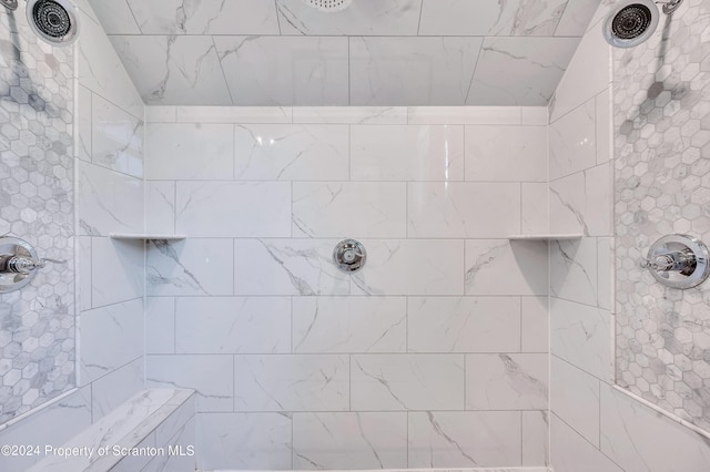 bathroom with lofted ceiling and tiled shower