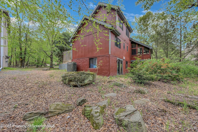 582 Lakeview Dr W, Lake Ariel, PA 18436 - view of side of property