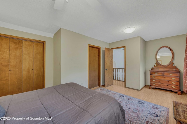 582 Lakeview Dr W, Lake Ariel, PA 18436 - bedroom with light wood-type flooring, a textured ceiling, ceiling fan, and a closet