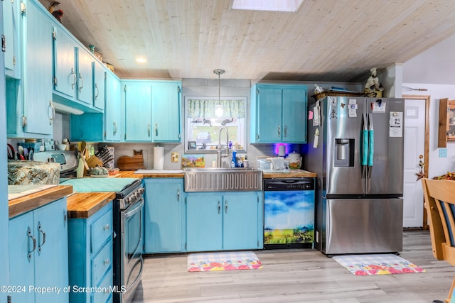 kitchen with stainless steel appliances, sink, blue cabinetry, decorative light fixtures, and wooden ceiling