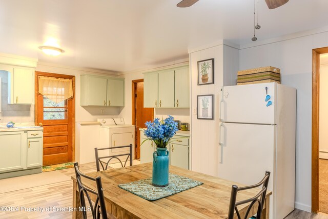 dining area with ceiling fan, light wood-type flooring, and independent washer and dryer