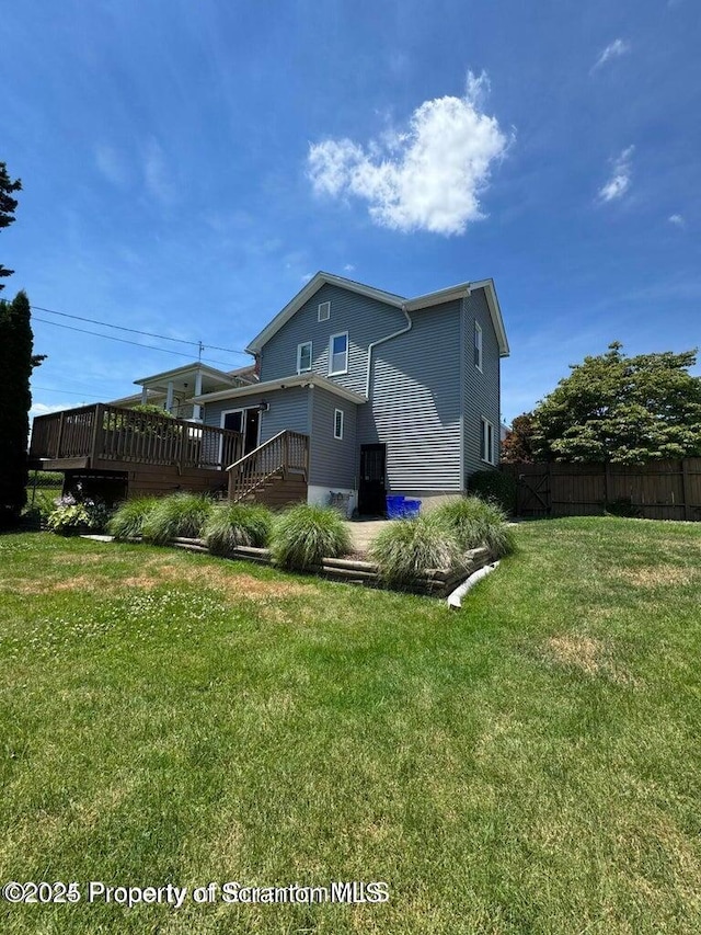 506 N Sumner Ave, Scranton, PA 18504 - back of property with a wooden deck