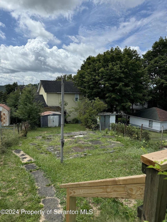 view of yard featuring a storage unit