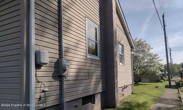 view of side of property featuring a lawn