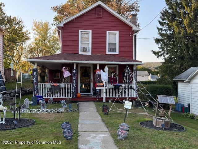 view of front of home featuring a front lawn