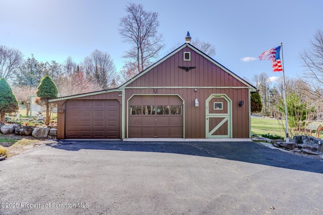 125 Frances Ln, Greentown, PA 18426 - view of garage