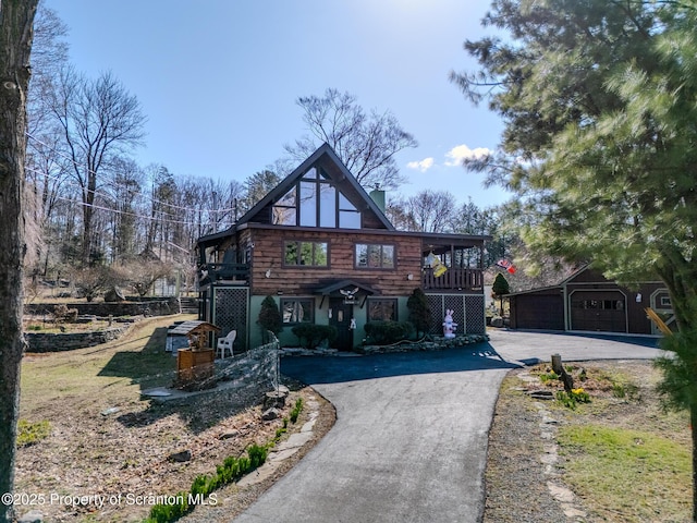 125 Frances Ln, Greentown, PA 18426 - log home featuring an outdoor structure, aphalt driveway, a detached garage, and a balcony
