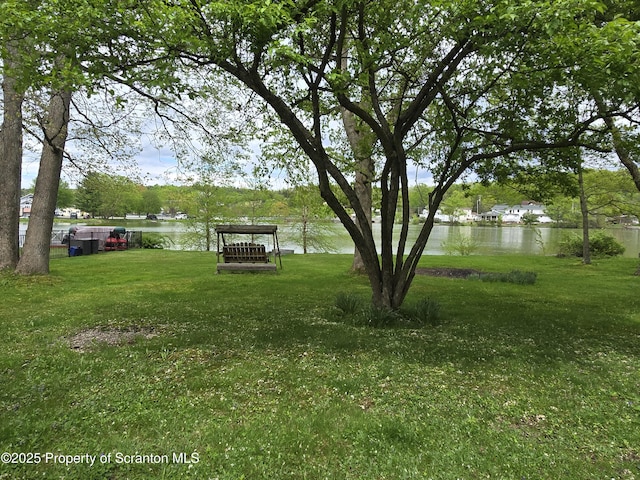 view of grassy yard with a water view