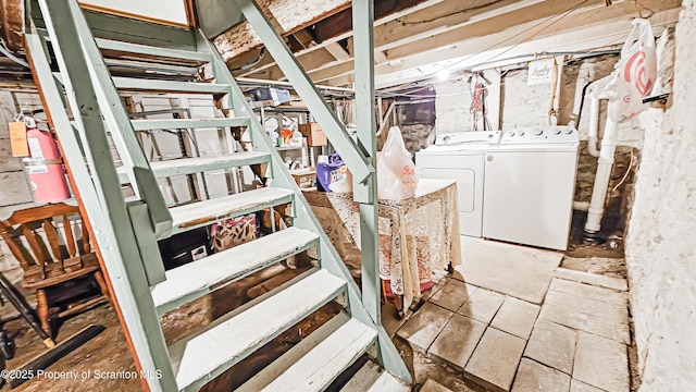 basement featuring independent washer and dryer