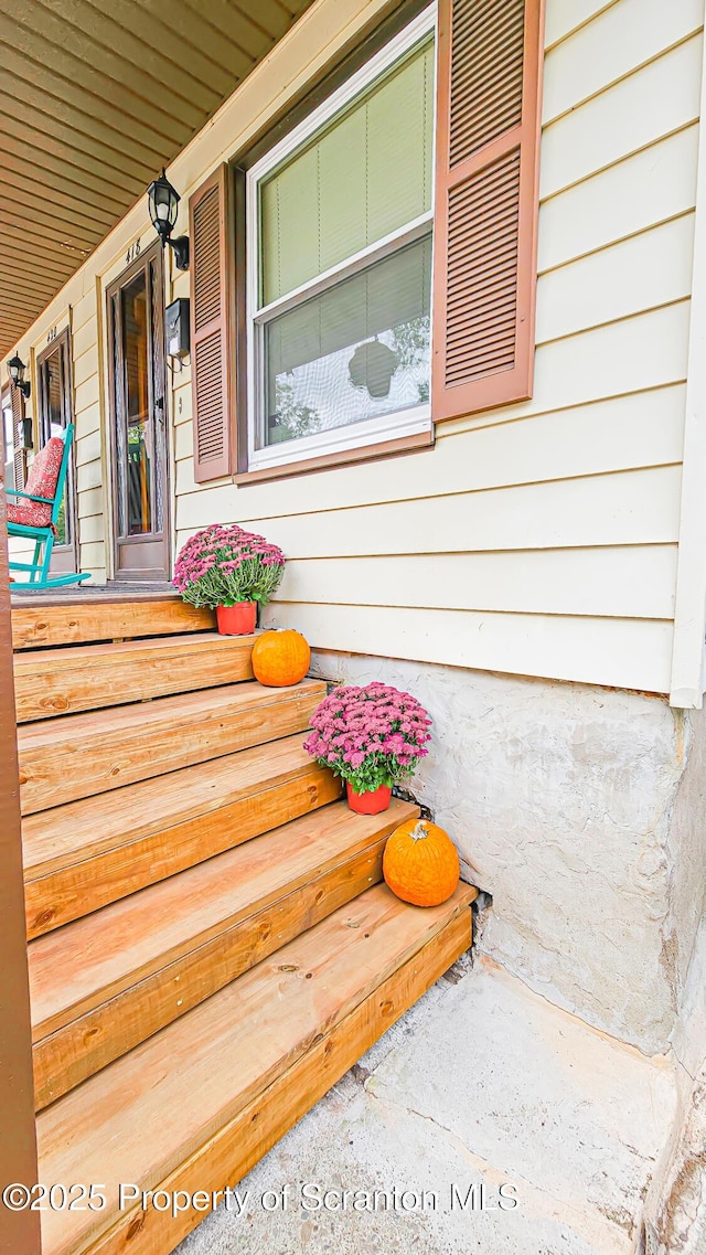 entrance to property featuring covered porch