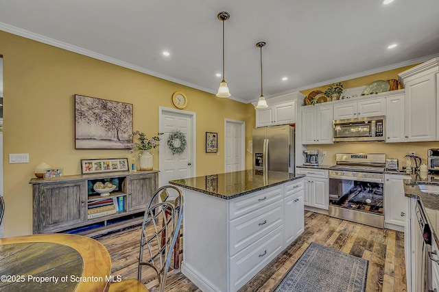 1612 Whitetail Run, Moscow, PA 18444 - kitchen featuring stainless steel appliances, white cabinetry, a center island, recessed lighting, and light wood-style flooring