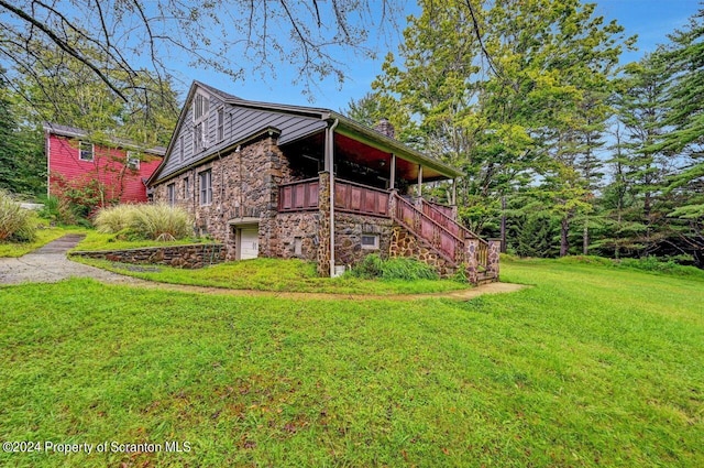 view of side of property featuring a yard