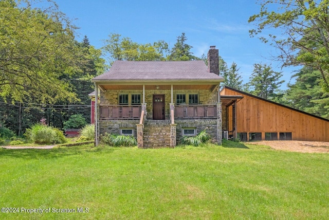 view of front of home featuring a front yard