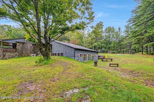 view of yard with an outdoor structure