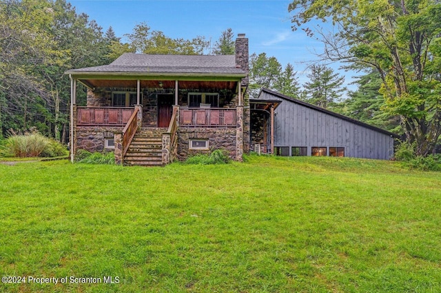 view of front of house with a front lawn