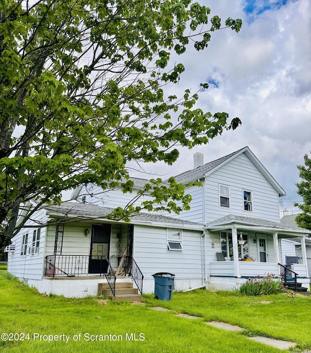 view of front facade featuring a front lawn and covered porch