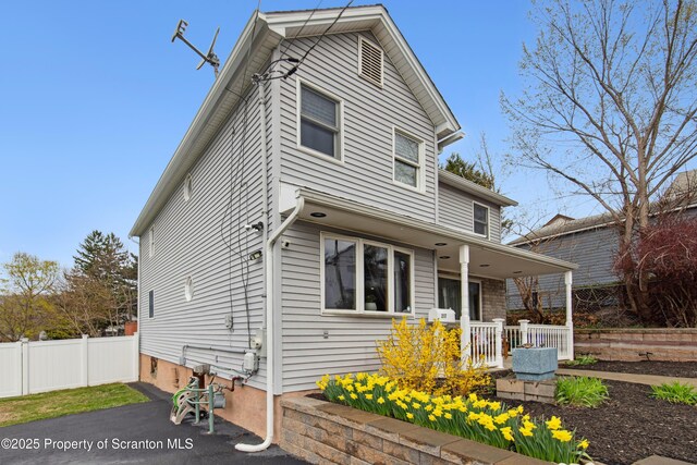 217 N Everett Ave, Scranton, PA 18504 - view of front facade featuring a porch and fence