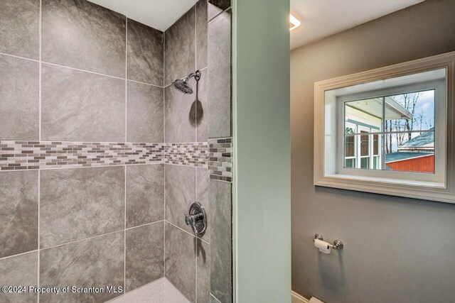 bathroom featuring a tile shower