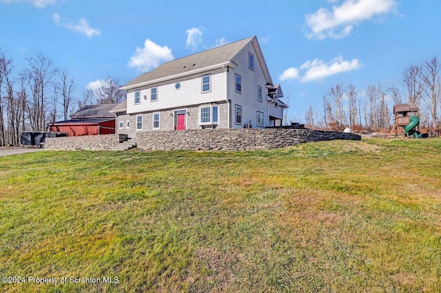 back of house featuring a lawn