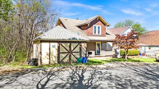 view of front of house featuring a shingled roof