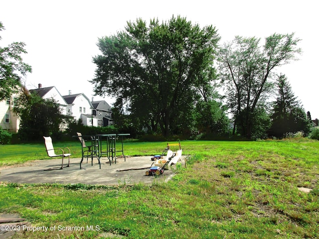 view of home's community featuring a lawn