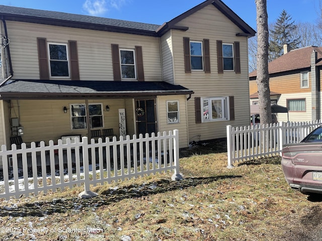 view of front facade featuring a fenced front yard