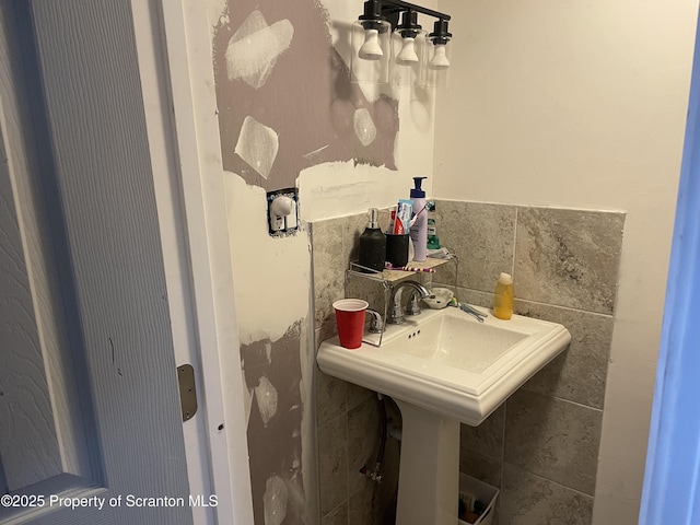 bathroom featuring tile walls