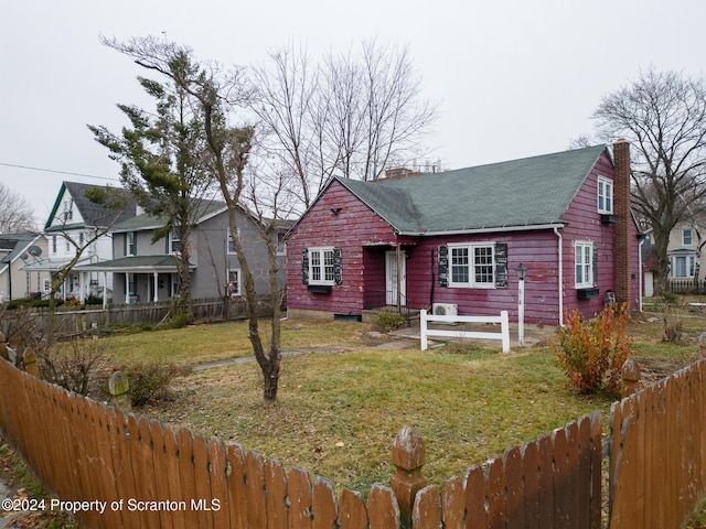 view of front of property with a front lawn