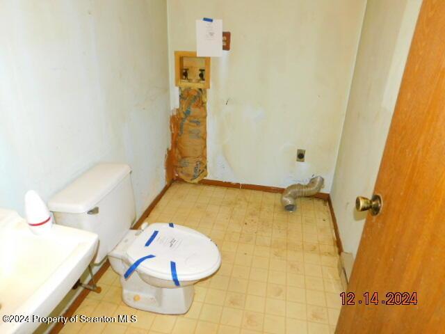 bathroom featuring toilet