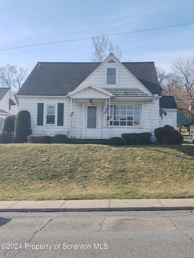 view of front of home featuring a front lawn