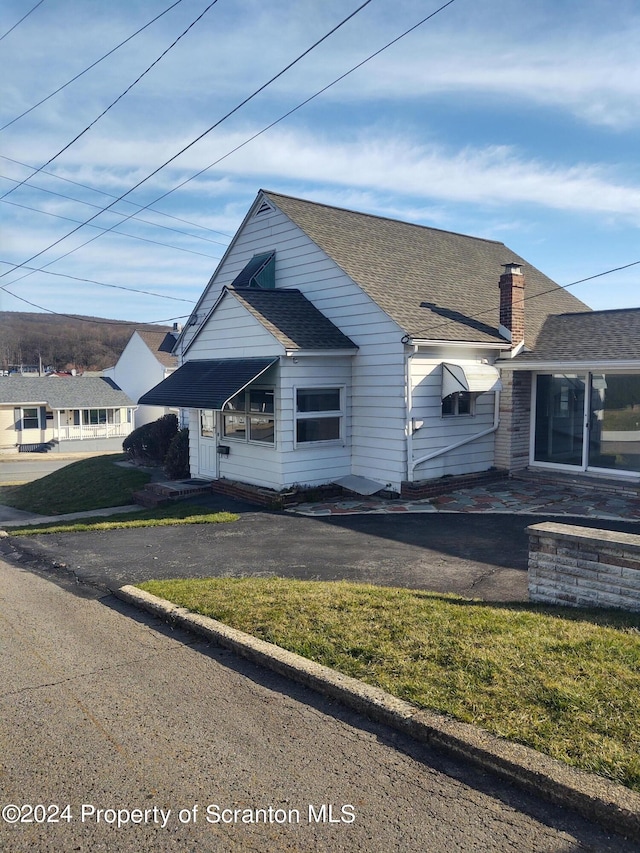 view of front facade with a front lawn