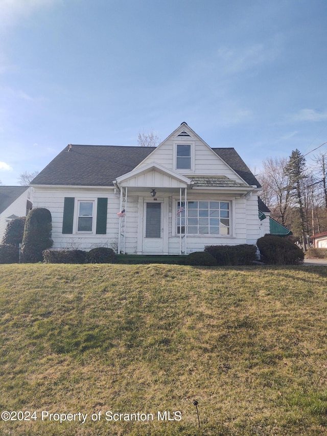 view of front of home with ceiling fan, a front lawn, and a porch