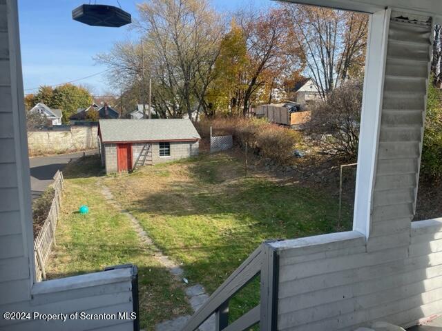 view of yard featuring an outbuilding